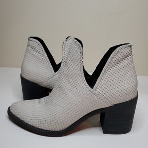 Steve Madden White Petra Open Side Bootie
7.5